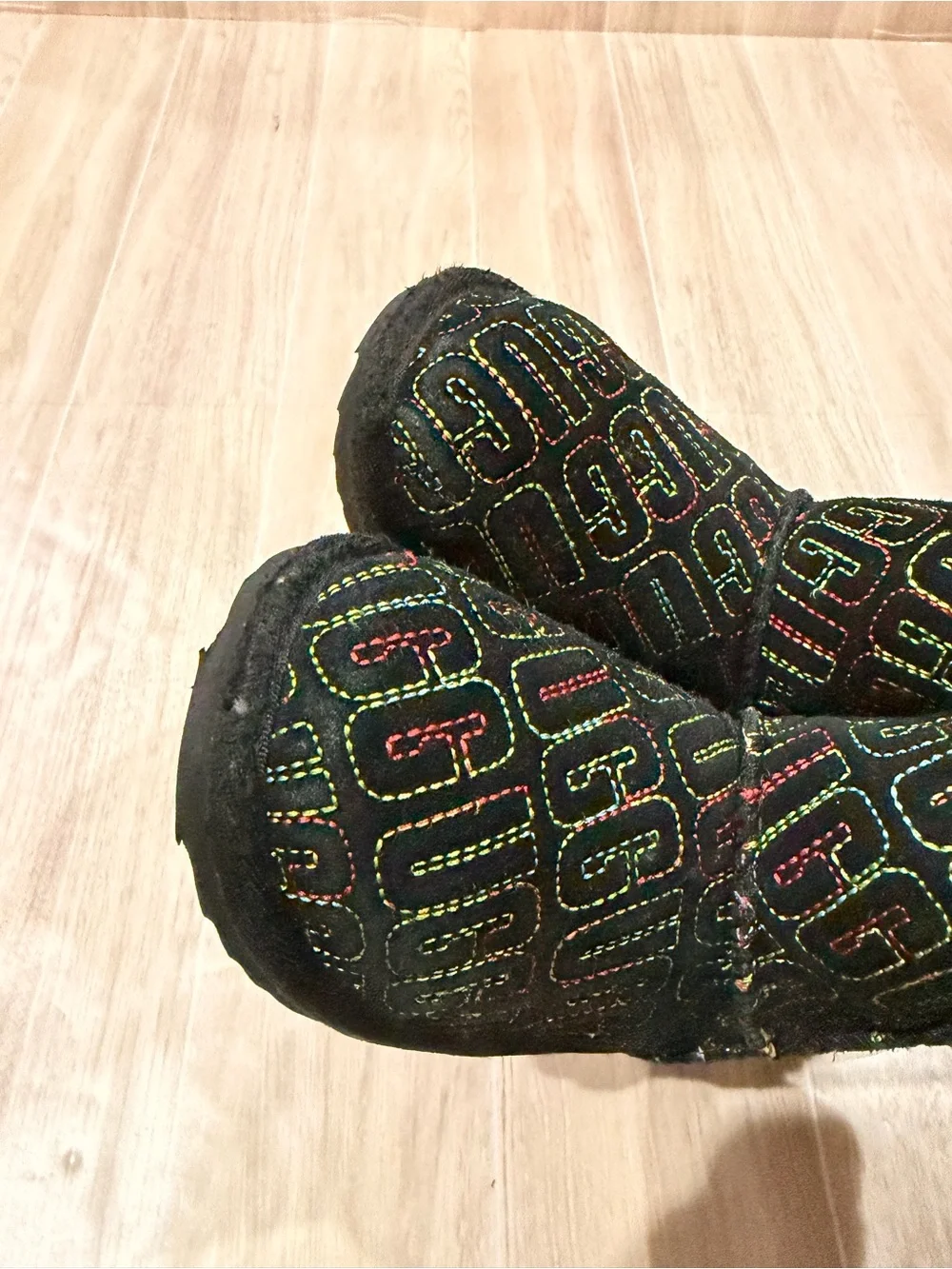 UGG Kids Classic Short Rainbow‎ Logo Embroidered Black Boots Size 8 Toddler
